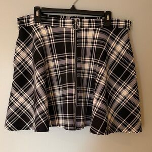 Hot Topic Women’s Plaid Zip-Up Skater Skirt